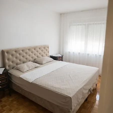 Naomi Apartment *